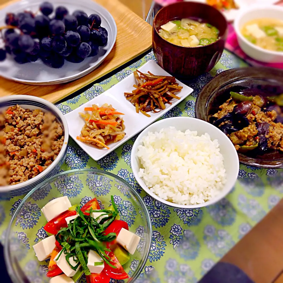 Snapdishの料理写真:ひき肉茄子ピーマンのピリ辛味噌炒め オクラと揚げの味噌汁 きんぴらごぼう 切り干し大根の煮物 アボカドトマト豆腐の山葵醬油 根菜入り鶏そぼろ 巨峰|みかんさん