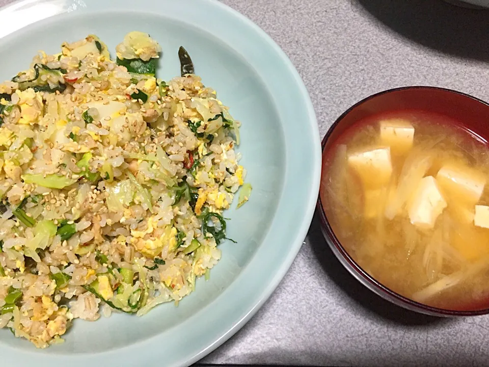 もち麦飯みず菜の漬物入り緑のものたっぷりチャーハン、豆腐ミョーガ味噌汁|ms903さん