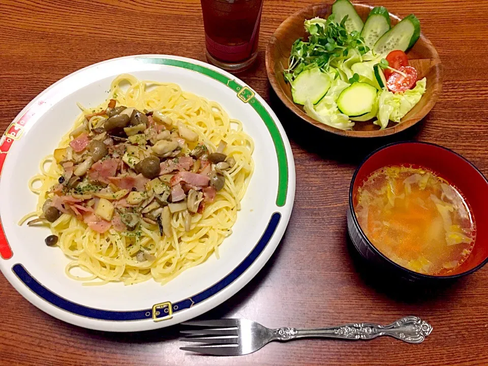 キノコのペペロンチーノ、サラダ、コンソメスープ🍳|めいこさん