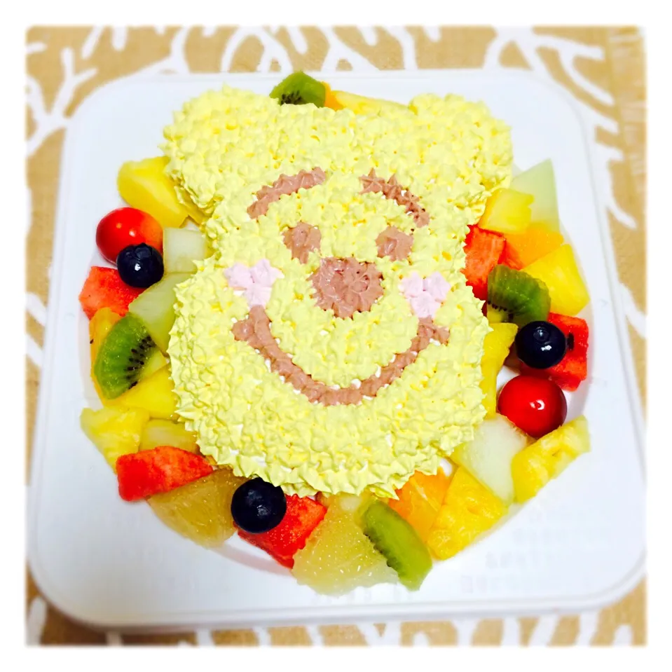 去年の旦那の誕生日ケーキ🎂！
地味な作業だったけど、初めてにしては満足の出来⸜( *⁼̴́ω⁼̴̀* )⸝💕
生クリームに食紅つかって、中身は簡単にホットケーキミックスで作った生地🙌🏻
#夫婦#誕生日#ケーキ#手作り#ぷーさん#フルーツ#ホットケーキミックス|ako___oさん