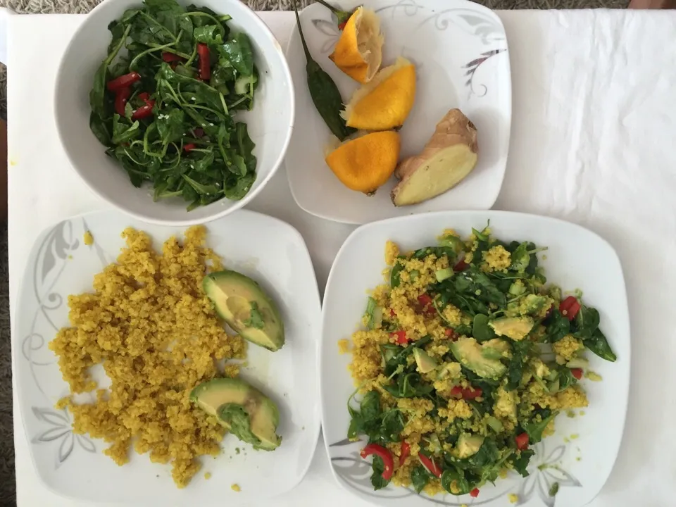 Quinoa boiled with turmeric, cumin and ginger little cubes + salat from baby spanac, rucolla, small red pepper cuts, green celery cuts, sesame seeds and lemon +|Georgeさん