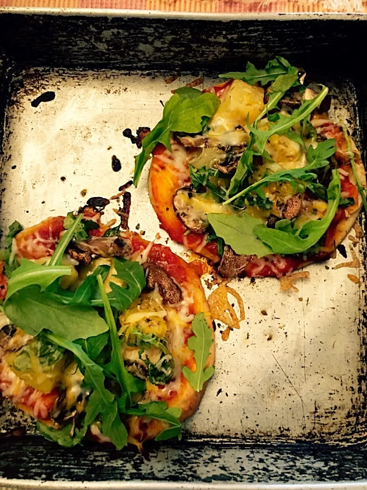 Rustic Arugula Mushroom flatbread pizza|🌺IAnneさん