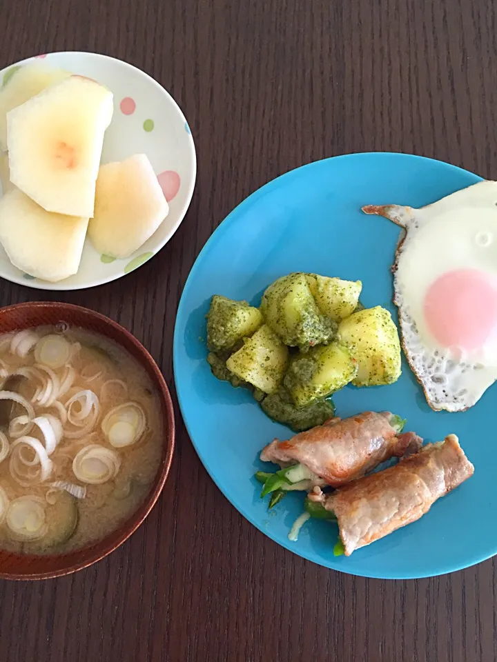 8月31日朝ごはん ピーマン肉チーズ巻き ジャガイモジェノベーゼ 目玉焼き ナスのお味噌汁 桃|やすこさん