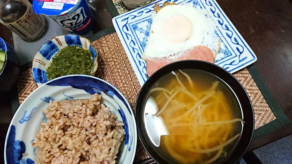 目玉焼き&めかぶ&もやしの味噌汁|まぐろさん