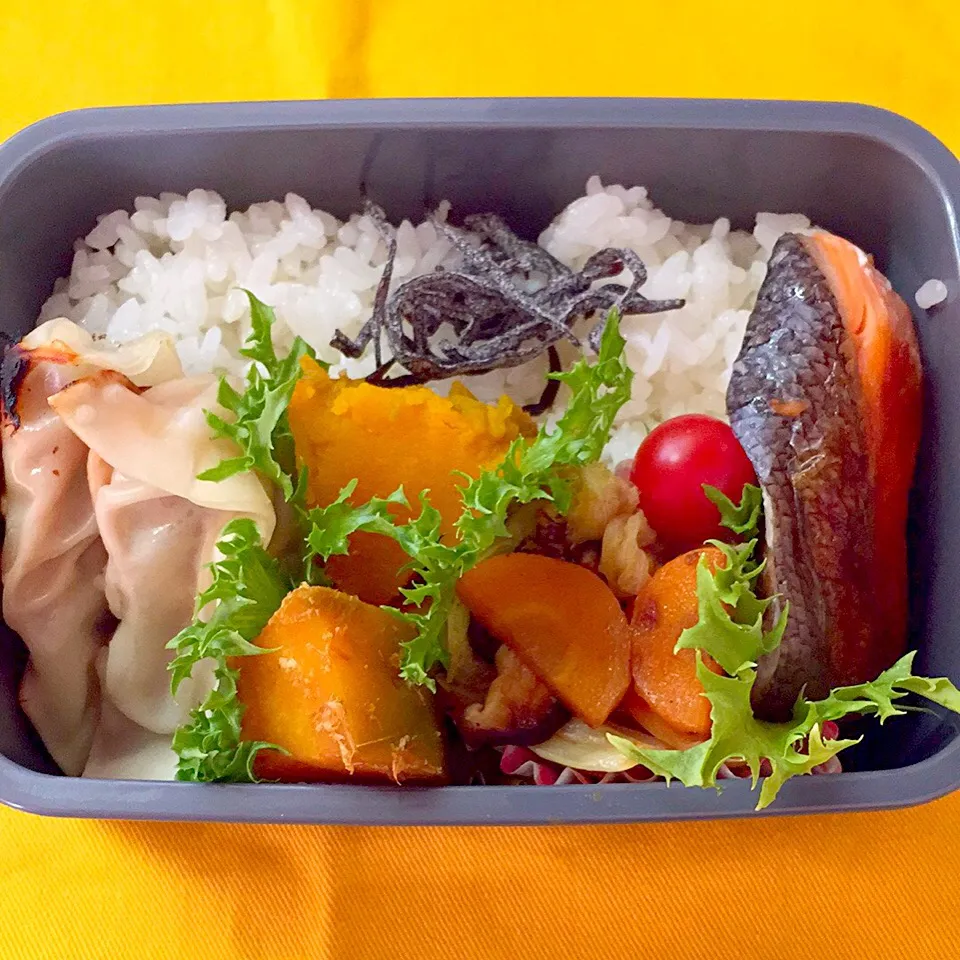 ぎょうざ
カボチャの煮物
キャベツの焼肉のタレ炒め
焼き鮭
プチトマト|うさくまちゃんさん