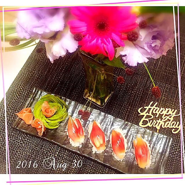 izoomさんの茗荷の握り寿司 【Japanese ginger hand-shaped sushi】🌸とアボカドの薔薇🌹|桜央里さん