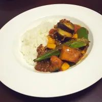 Snapdishの料理写真:夏野菜カレー / curry with summer vegitables

ナス、トマト、黄パプリカ、ピーマン、かぼちゃ、オクラ、豚ひき肉、隠し味にケチャップとチョコレートです。|Misakiさん