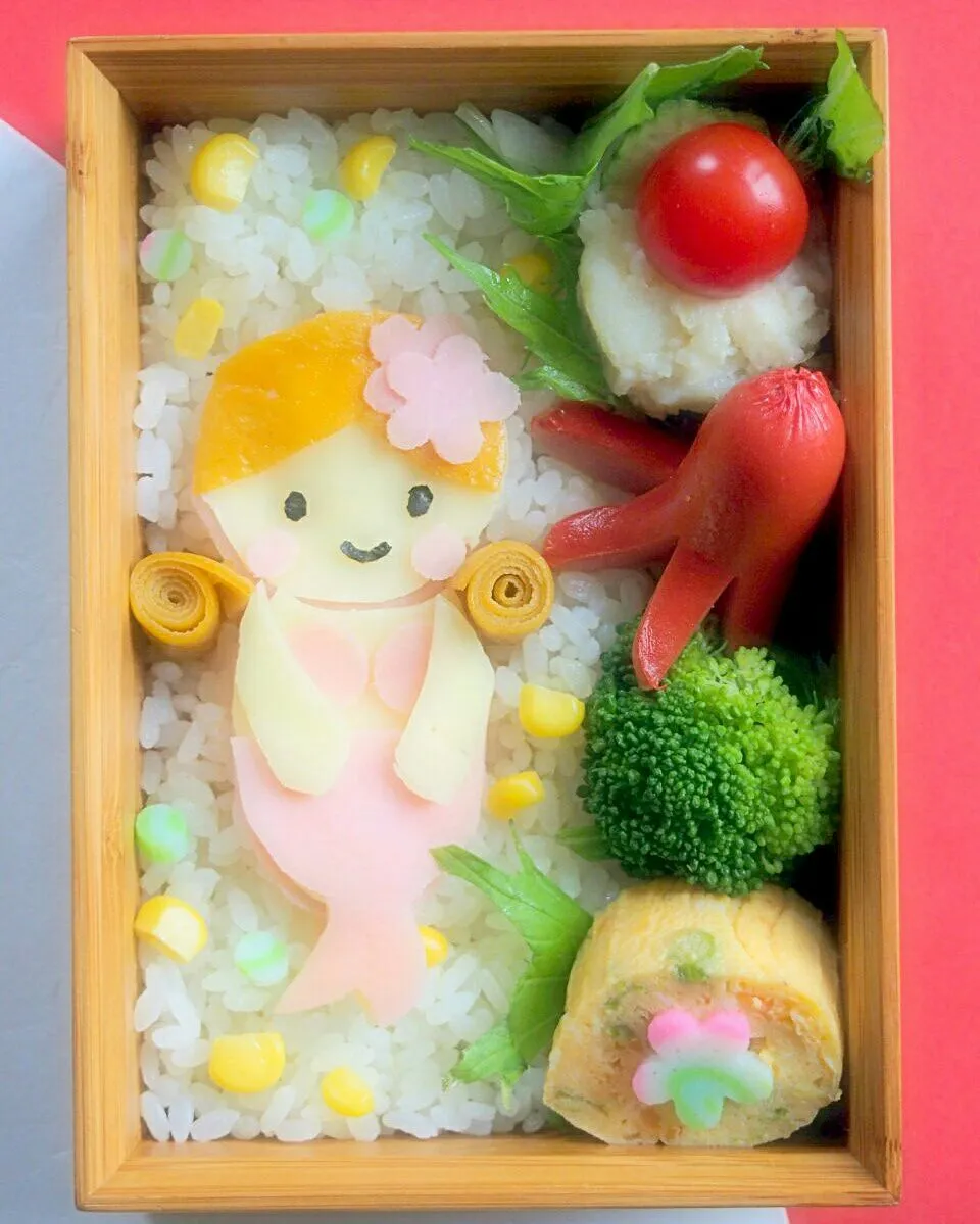 夏が終わる前に マーメイド弁当🌴🐠✨
キャラ弁🎵|mika78さん