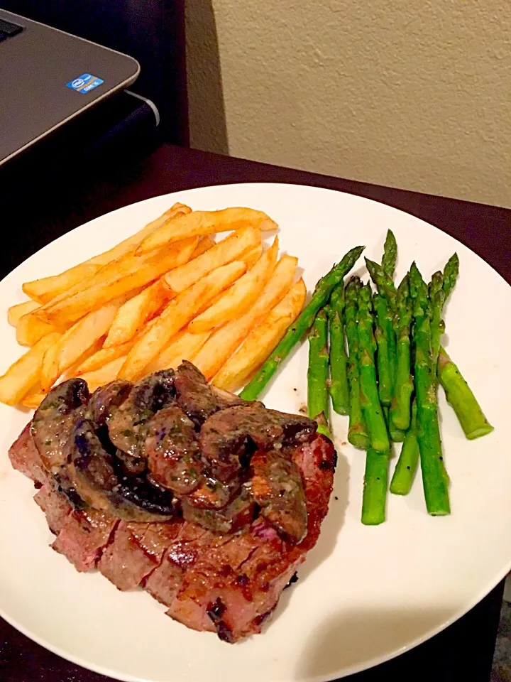 Tenderloin steak with sautéed mushrooms, home steak fries, asparagus|ThaVirgo86さん