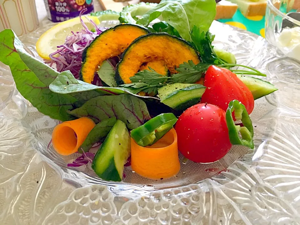 Snapdishの料理写真:緑黄色野菜をたくさん食べようサラダ|Tomoさん