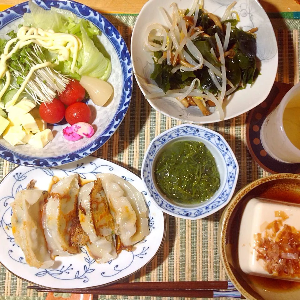 餃子、ワカメとナメコとモヤシの和え物|shozuuさん