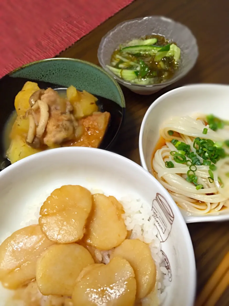 Snapdishの料理写真:ホタテのバター醤油丼
じゃがいもと鶏肉の煮物
オクラときゅうりのもずく酢
氷見うどん|Terumi  Yokosawaさん