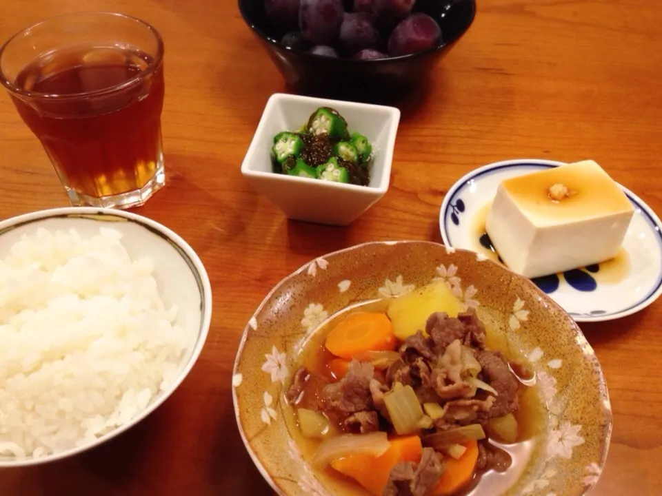 Snapdishの料理写真:8/31 夕飯♪ 肉じゃが オクラともずくの和え物  冷奴  ピオーネ|ikukoさん