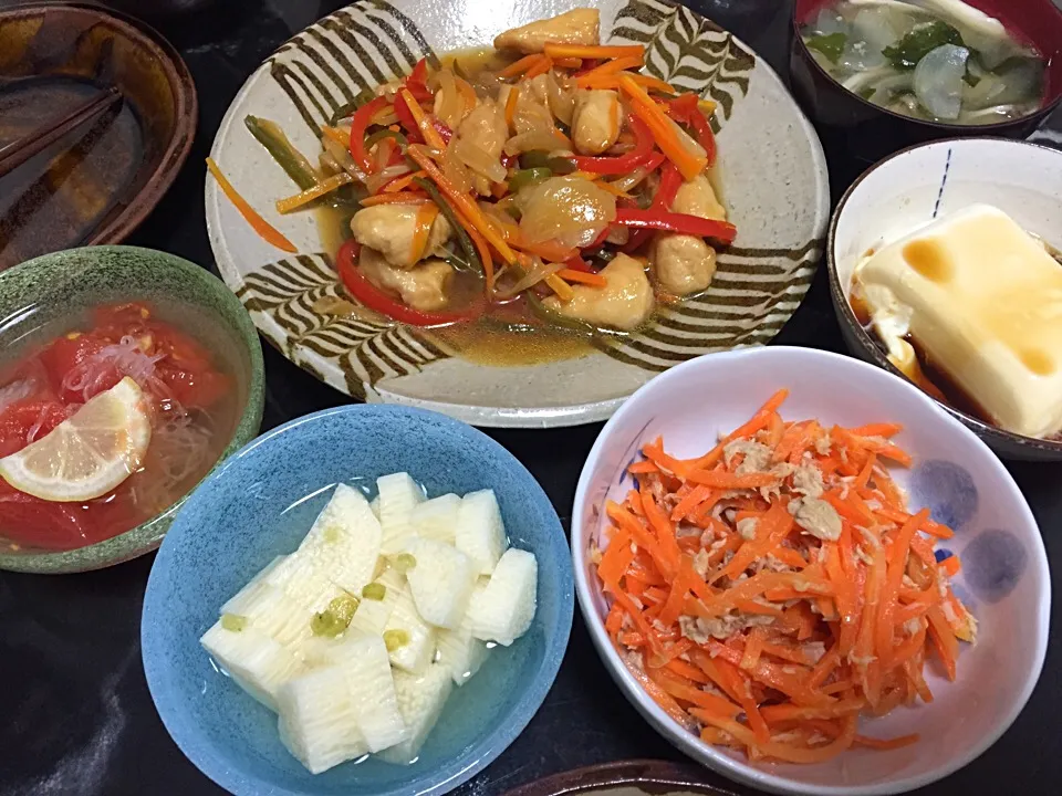 8月31日晩ご飯。ささみの南蛮漬け、人参ラペ、おぼろ豆腐、枡悟のトマトのお漬け物、うちだの山芋のわさびお漬け物、お味噌汁。|あやさん