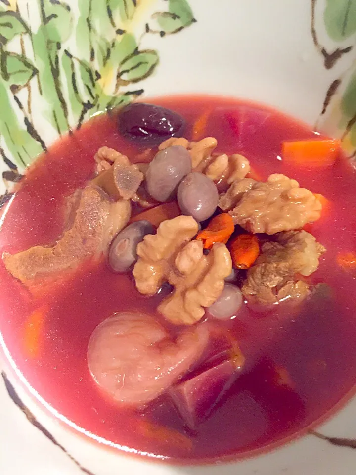 Beetroot pork rib soup with Pearl beans , carrots and walnut|Aunty Gさん