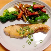 Snapdishの料理写真:ぶりの甘酢照り焼き
きんぴらごぼう
ブロッコリー
ハムとピーマン炒め|みかんさん