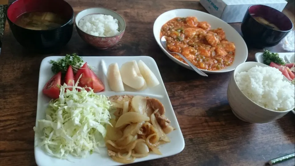 豚の生姜焼きとエビチリ|こまちょりさん