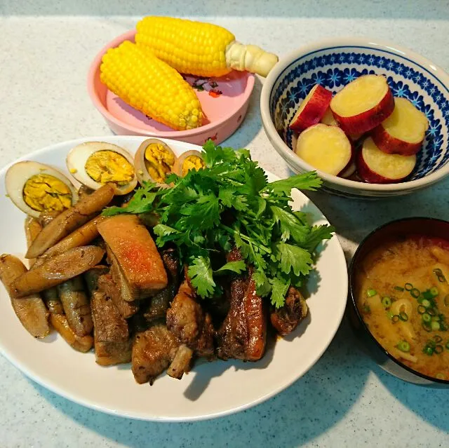 Snapdishの料理写真:豚角煮、さつまいものレモン煮、茹でトウモロコシ、えのき茸のお味噌汁|rokochixxx666さん