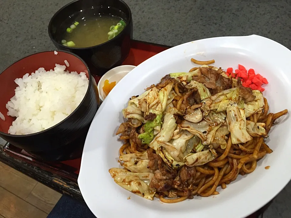 けふの昼餉は、大阪の喫茶店で焼きそば定食🍝器は古典的なカレーの入れ物でしたわ👀懐かしい味で美味しかったですわ😄これで卵焼きが乗ってたら完璧なんだけどなぁ🤔|にゃあ（芸名）さん