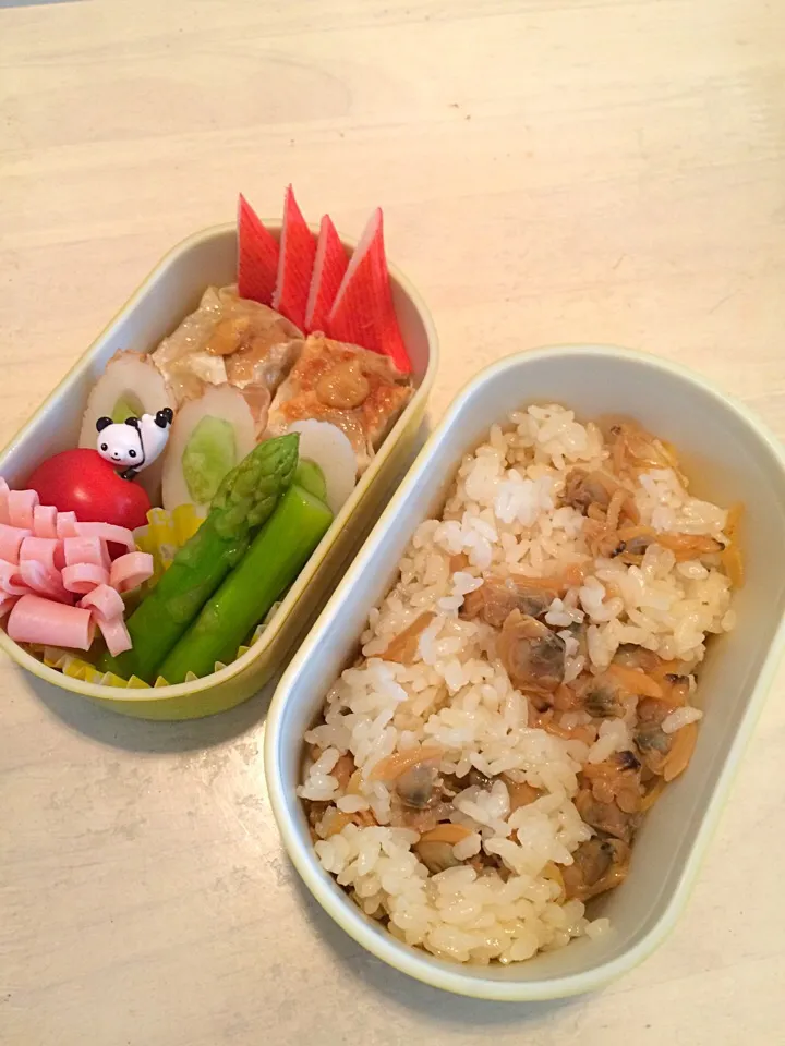 男子弁当だよぉ〜♬ #男飯 #お弁当 #アサリごはん #焼シュウマイ #ちくわキュウリ #アスパラガスおひたし #花ハム #ミニトマト #カニカマ|Booパパさん