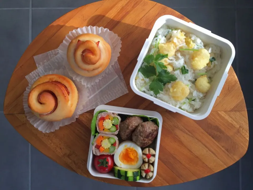 今日の娘作お弁当。レイさんの小海老天と三つ葉の混ぜご飯。|Yoshieさん