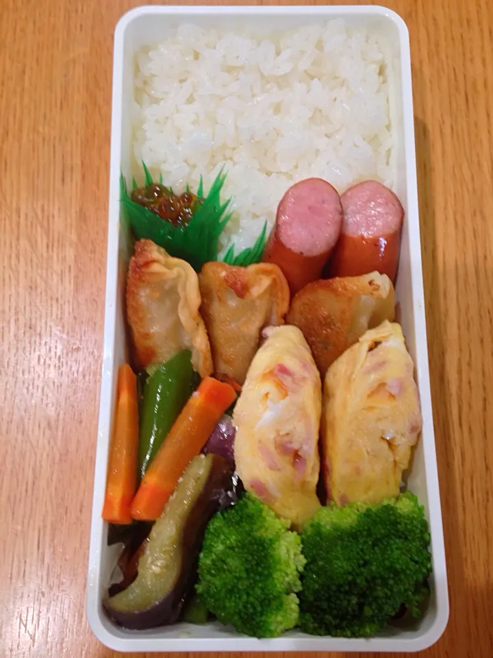 ちび、お弁当。揚げ餃子、たまごやき、北海道土産いくら、なす、ピーマン、人参
煮びたし。|泡子さんさん