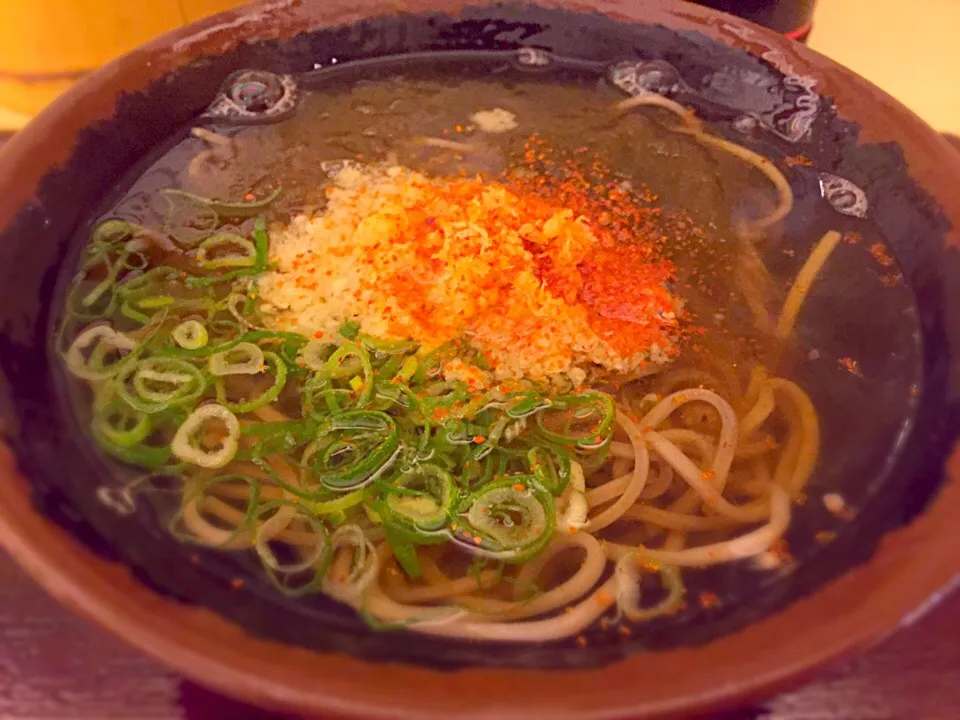 Snapdishの料理写真:けふは、昼餉時刻がズレるのでバスの待ち時間にとろろ昆布蕎麦🍜しかし、このお店の蕎麦…細うどんに蕎麦風色粉を混ぜただけじゃ無いのかなぁ😢七味バイキングで味をごまかしましたわ💢|にゃあ（芸名）さん