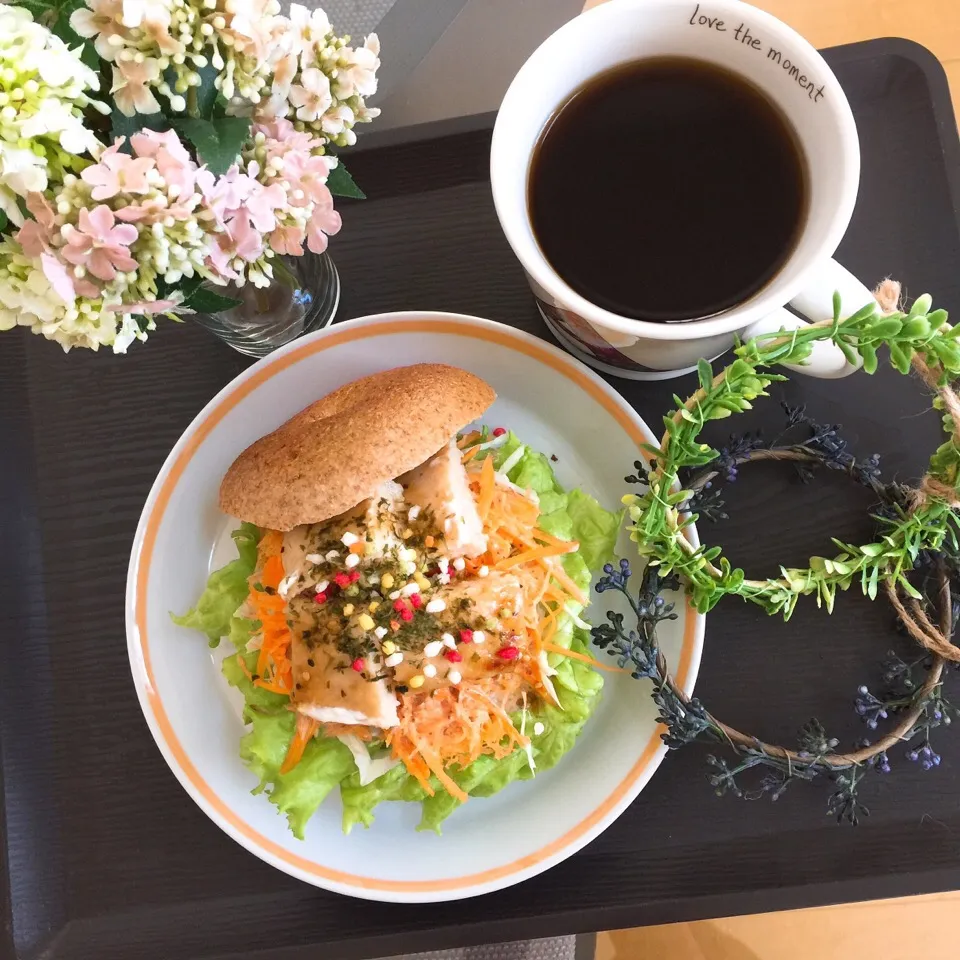 Snapdishの料理写真:9/1❤︎バジルチキン&クリームチーズ❤︎焼肉のタレ風味amoベーグルサンド|Makinsさん