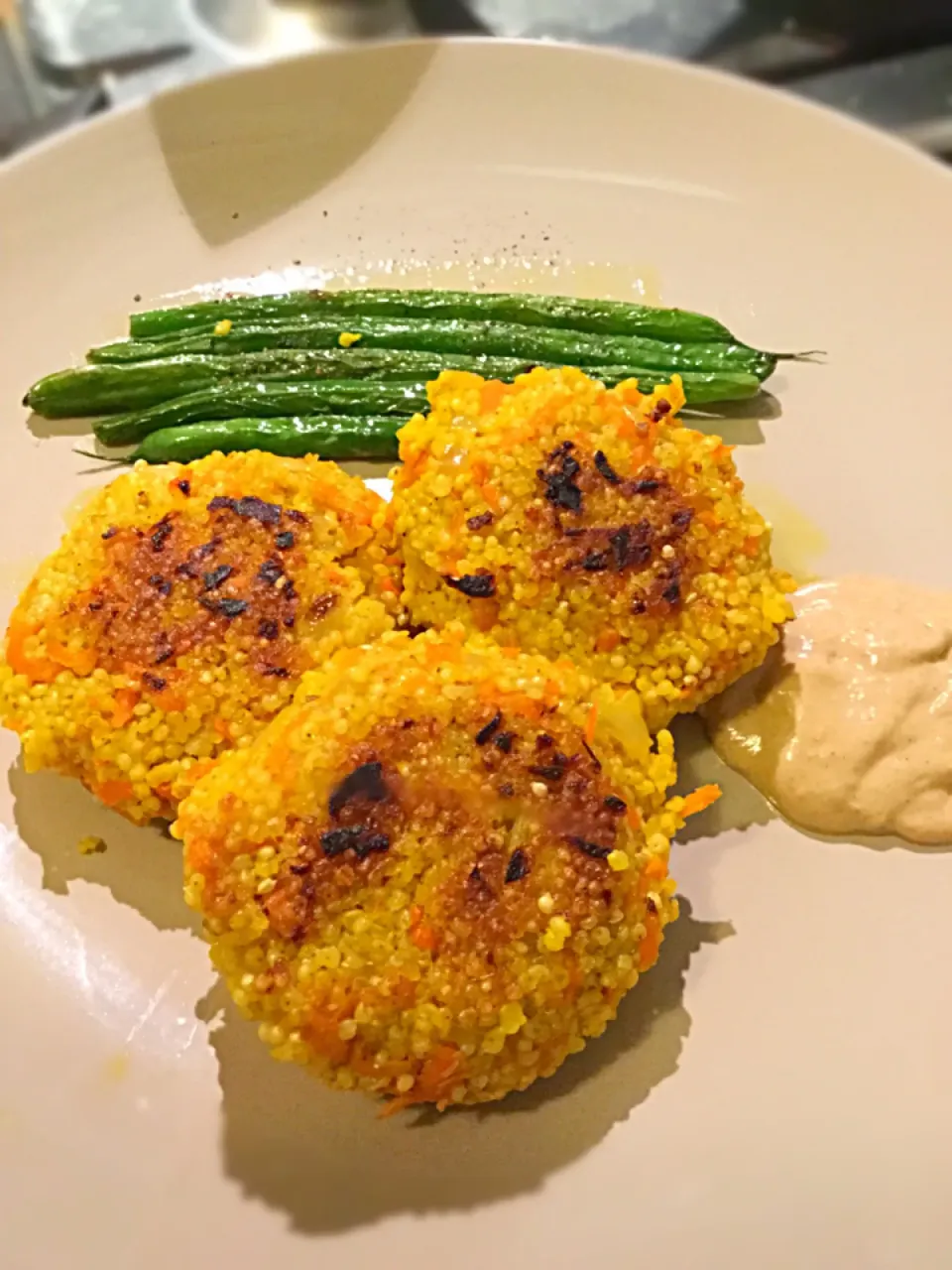 粟と人参のハンバーグ
Millet patties with tahini sauce|Ryoさん