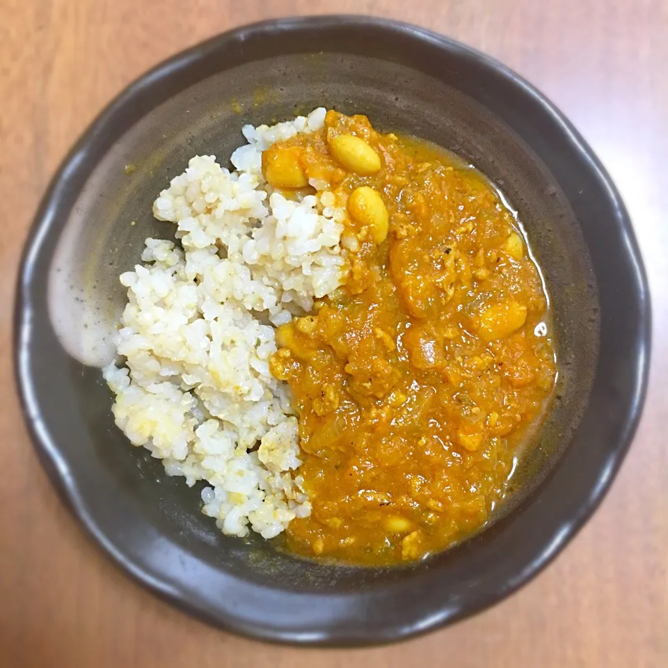 Snapdishの料理写真:トマトとカレー粉で、カレー♪
。
。
玉ねぎ、ひき肉、ピーマン、大豆缶でお野菜たっっっぷり摂取!!(*•̀ᴗ•́*)و ̑̑笑
。
。
トマトは冷凍してたものを使って、味付けはにんにく、カレー粉とケチャップ、ウスターソース、塩少々。
。
。
それにローリエを入れて煮た(*ˊૢᵕˋૢ*)❤︎
。
。
初めてのトマトからカ|Mimさん