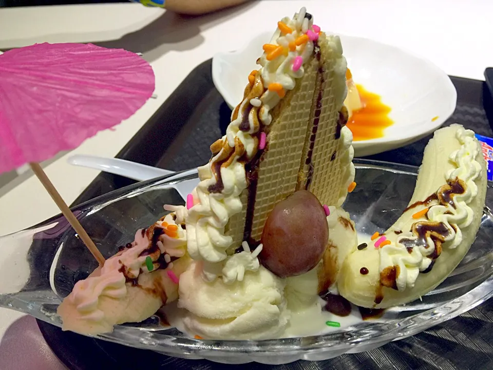 Snapdishの料理写真:Banana boat ice cream|Cehl Chiong Datuganさん