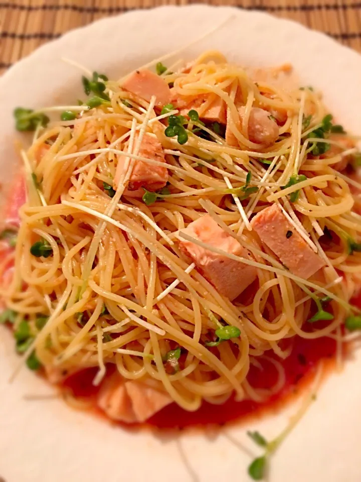 トマトジュースで作った！鶏とカイワレの冷製トマトパスタ！！|さらば広島の長きまつげ(東京なう)さん