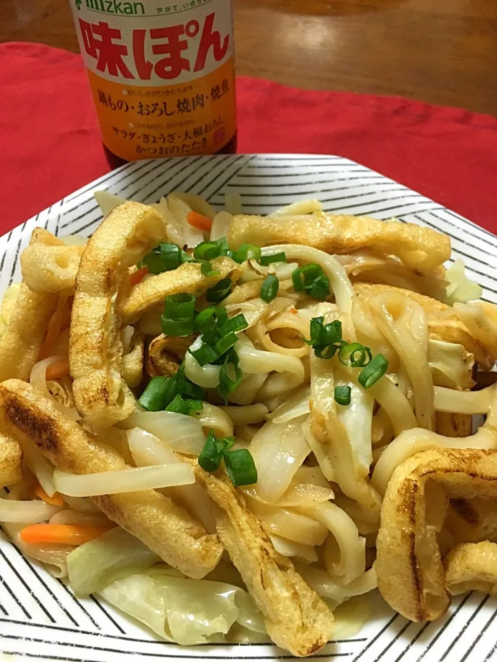 焼きうどん ぽん酢味👍我家定番                  出来上がりに味ポンをまわし入れます。 Yaki-Udon!!  Ponzu souce by Mizkan. Yammy!!   No meat, vegitalian foods!|yorikoさん