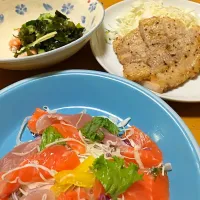 サーモンとマグロのカルパッチョ、わかめとエビの酢の物、豚バラのグリル|mizuさん