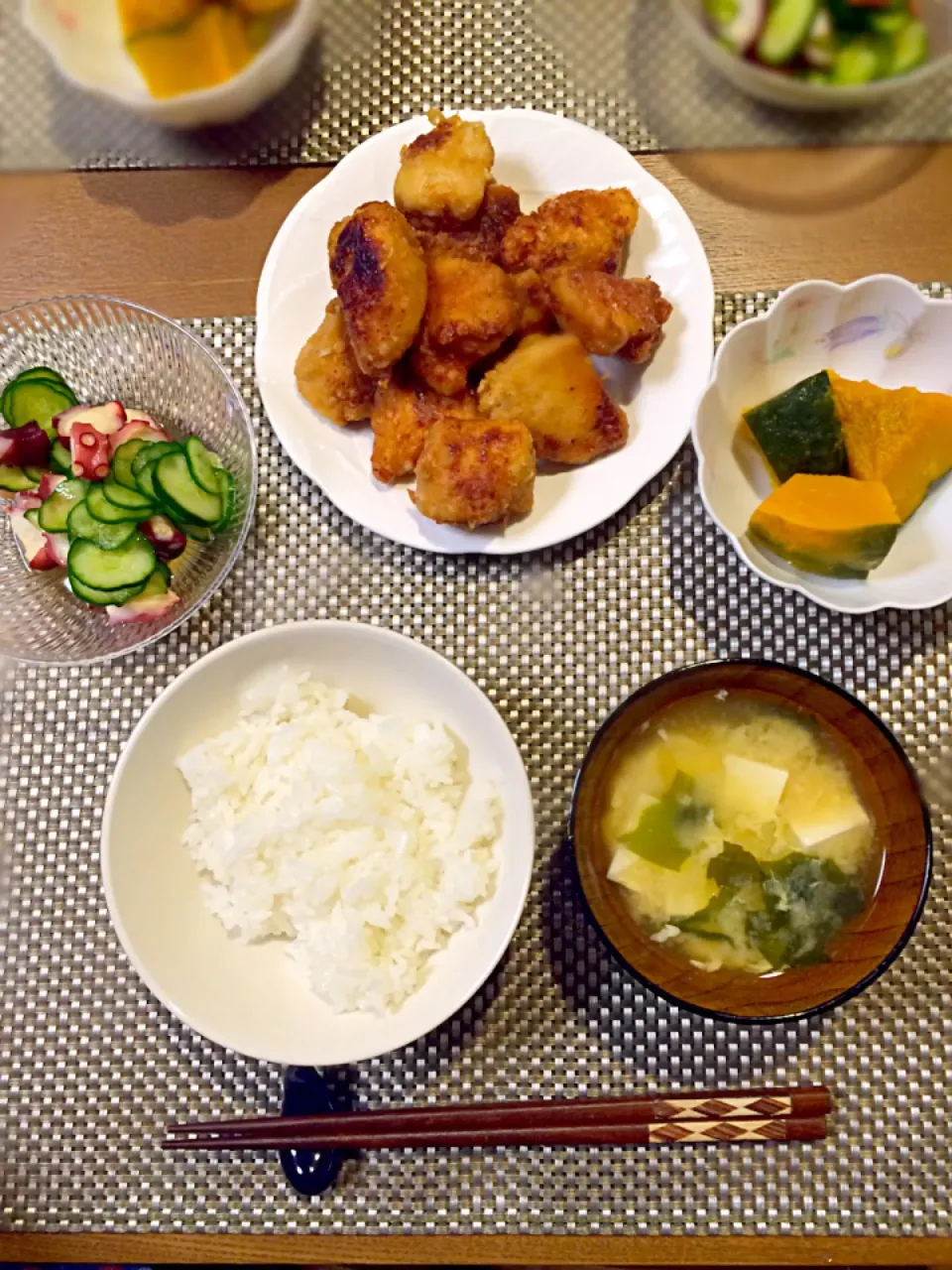 鶏むね唐揚げ、タコときゅうりの酢の物、カボチャ煮物、味噌汁|ぱぴこさん