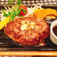 Snapdishの料理写真:極旨ガーリックソースハンバーグ|みーなすさん