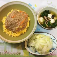 ふんわりたまごと豚そぼろあんの丼・チンして即席漬け・しいたけと小松菜とお豆腐のすまし汁