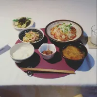 Snapdishの料理写真:イカとキャベツの胡麻酢和え、レンコンチップスサラダ、きゅうりの糠漬け、味噌汁|maiko kさん