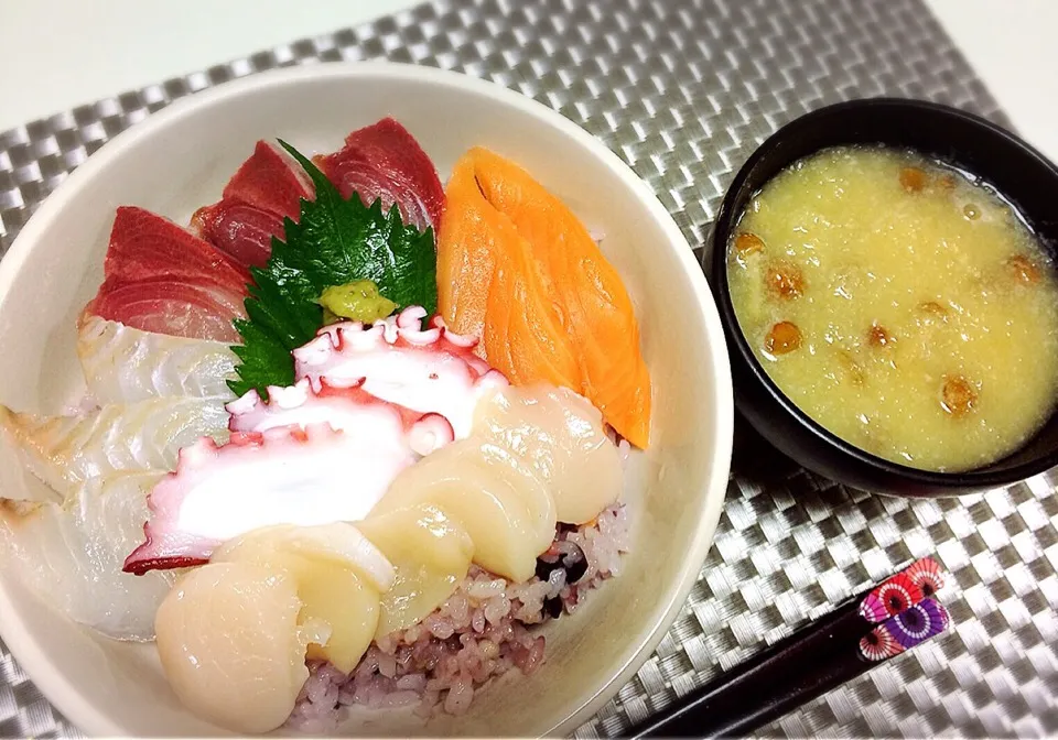 母と海鮮丼、なめこ汁を作りました😁|Seijiさん