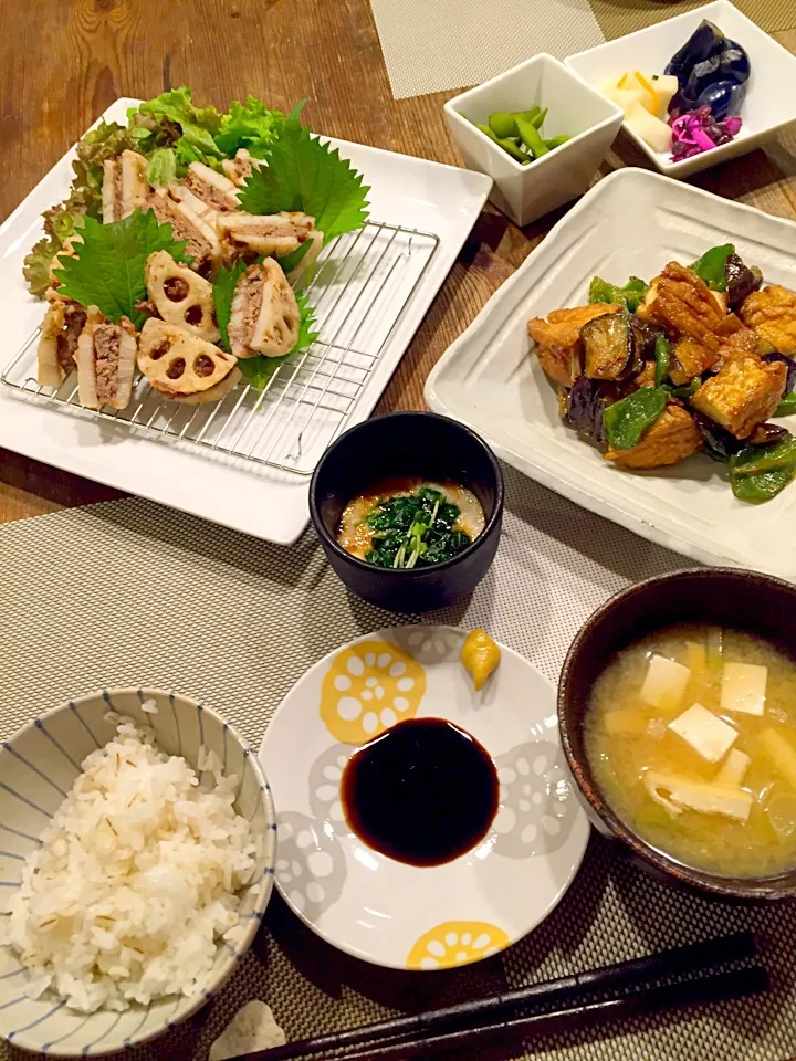 今日は、蓮根挟み揚げ、茄子とピーマン、厚揚げの味噌炒め🍆モロヘイヤと長芋とろろ、枝豆、お漬物、お豆腐と油揚げ、ネギのお味噌汁🍃|まみりんごさん