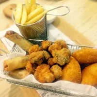 Snapdishの料理写真:Vegetarian basket: jalapeño, crumbed mushrooms, spring rolls and fries