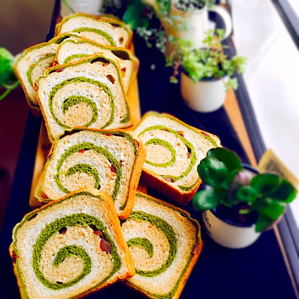 Snapdishの料理写真:抹茶 きな粉 黒糖の生地に甘納豆を散らした、和風な食パン|美香さん