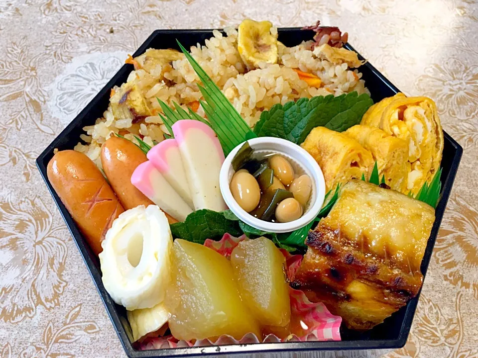 秋満載、炊き込みご飯弁当～♪
厚焼き卵
チーズチクワ
鯖の塩焼き
煮豆
シャウエッセン
かまぼこ
金曜日だから、お弁当はまた、月曜日までお休み～♪|37(*ˊ˘ˋ*)♪さん