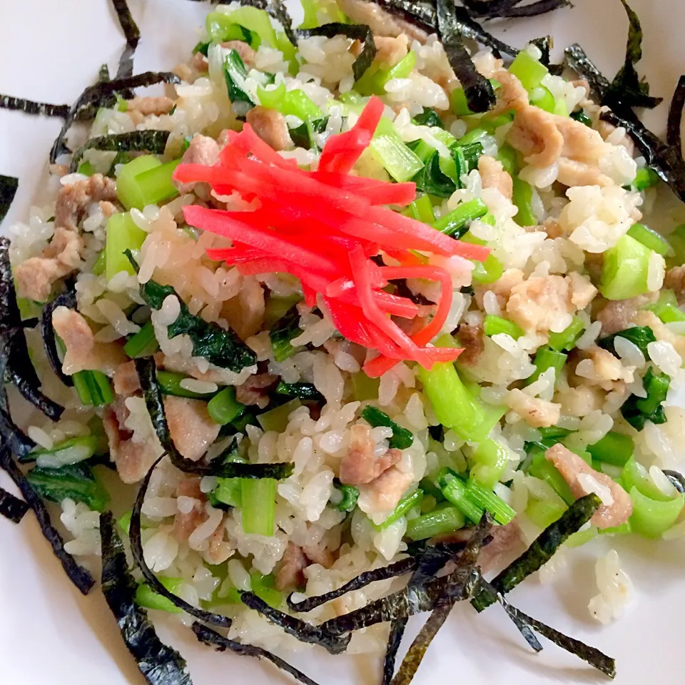 小松菜炒飯、豚肉入れました👍💞
ゴマ油で炒めたので風味もバッチリ笑‼️味付けは塩コショウと白だし😊👍オイシカッタ笑〜〜😄🎶🎶💞|はみちゃんさん