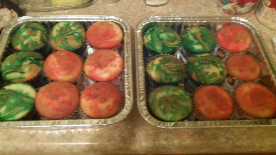 Snapdishの料理写真:Pink and Green Swirl Vanilla Cupcakes|Kiraさん