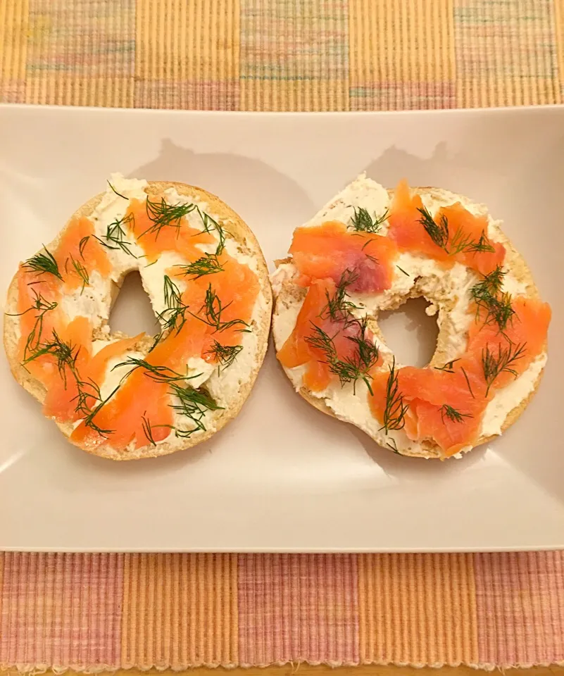 Toasted Bagel, cream cheese, smoked salmon, & dill😍 yumminess|🌺IAnneさん