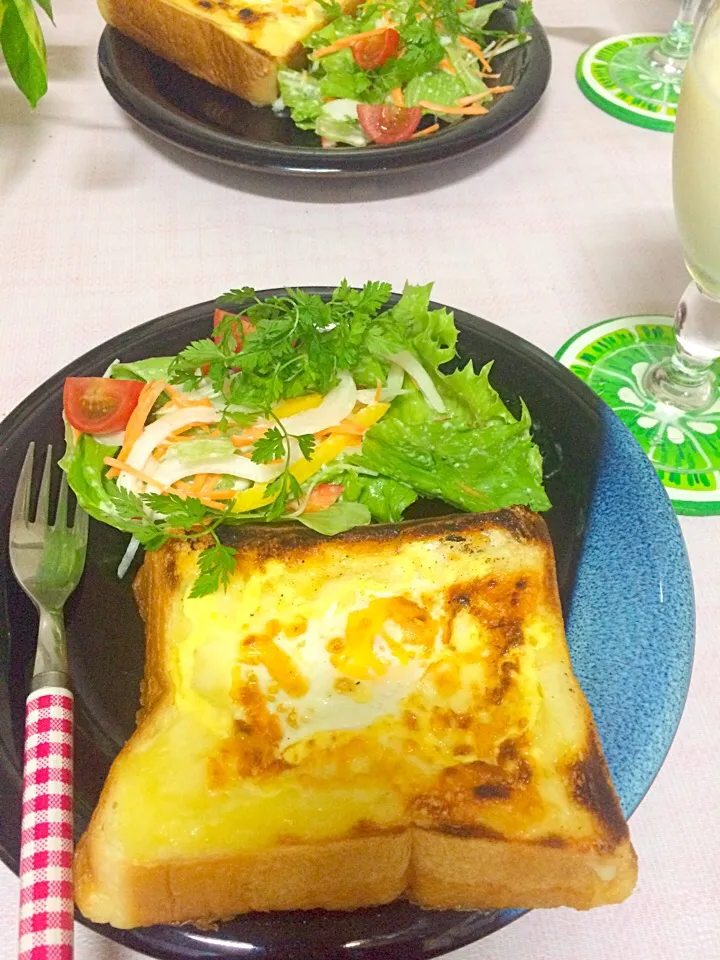 ホールインザエッグにチーズとマヨネーズをのせて焼きました。😊|ナタママさん