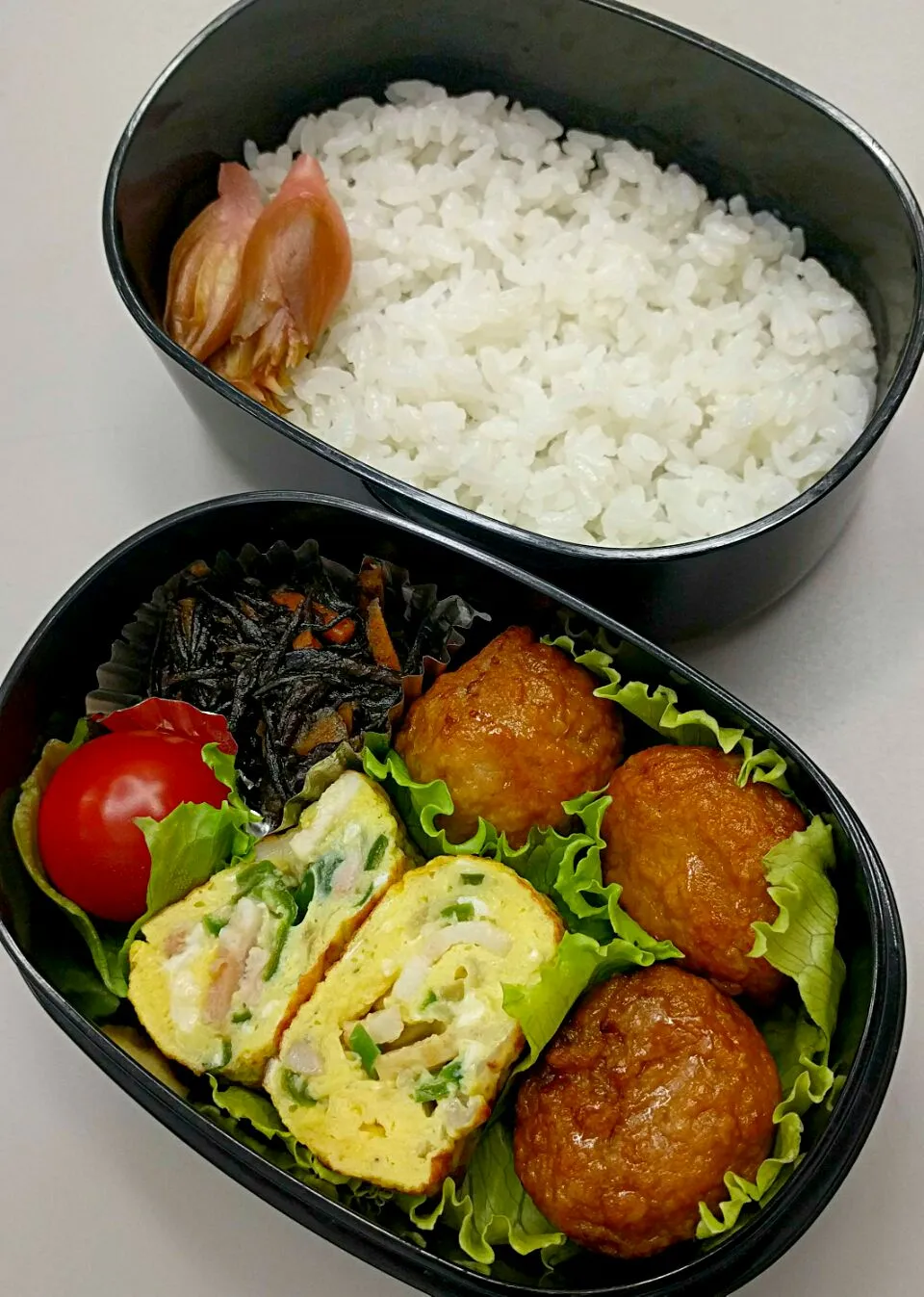 Snapdishの料理写真:9月2日のサラメシは

鶏つくね
オムレツ
ヒジキの煮物
茗荷甘酢漬け
プチトマト

です😊|ニッパーさん