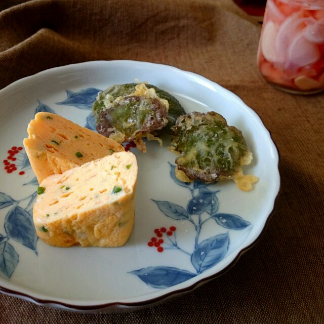 Angiee さんの青唐辛子の出し巻き玉子 Japanese Rolled Omelette With Green Chili ユキノシタの天ぷらと うさかめ Snapdish スナップディッシュ Id Zgluua