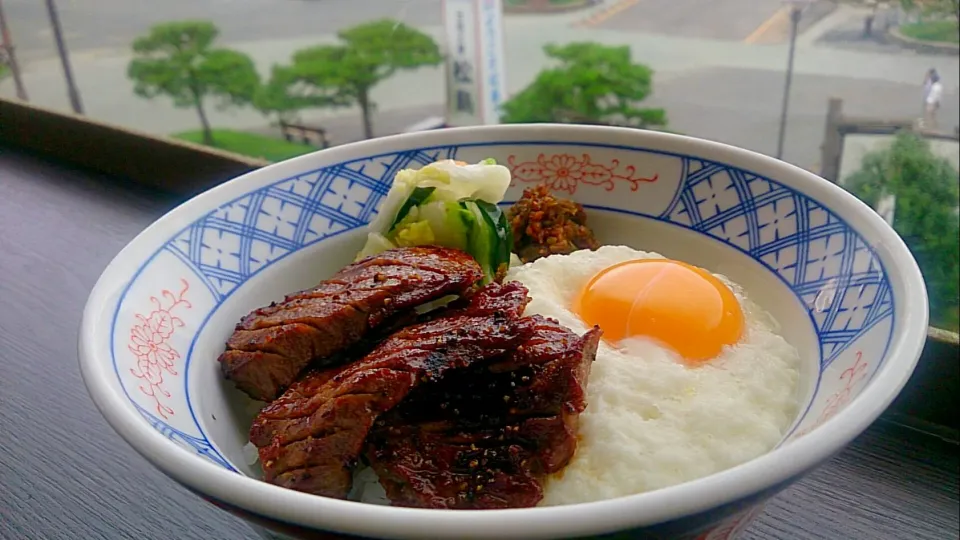 牛タンと目玉ひとつで政宗丼|Katsunori Yoshiokaさん